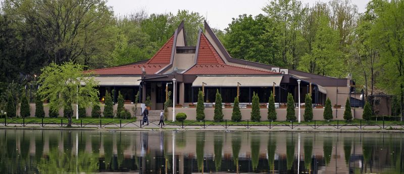 „Am fost umilit şi dat afară din restaurant”