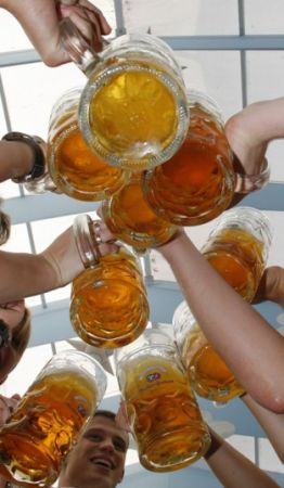 Angajaţii Carlsberg fac grevă pentru a bea la muncă