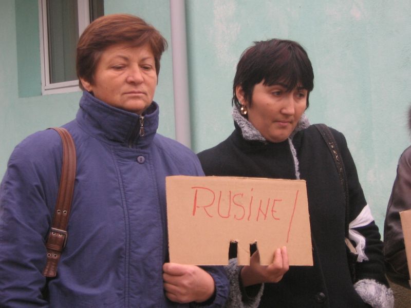 Angajaţii Centrului de bătrâni de la Novaci supravieţuiesc de două luni fără salarii