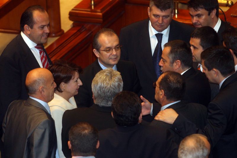 Boc a găsit bani în buget pentru parlamentarii puterii