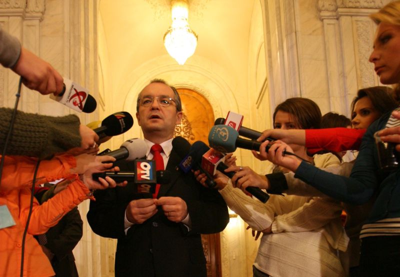 Boc preia războiul preşedintelui cu mogulii
