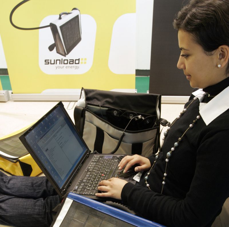 Conectează-te la soare! Energie gratis pentru laptop