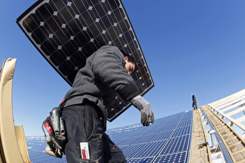 Consumatorii casnici, sprijiniţi să-şi producă singuri energia