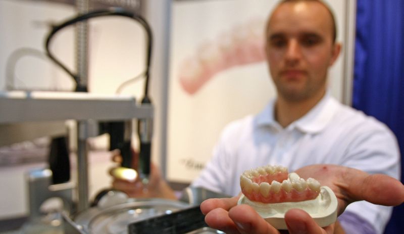 Implant cu zirconiu în loc de titan