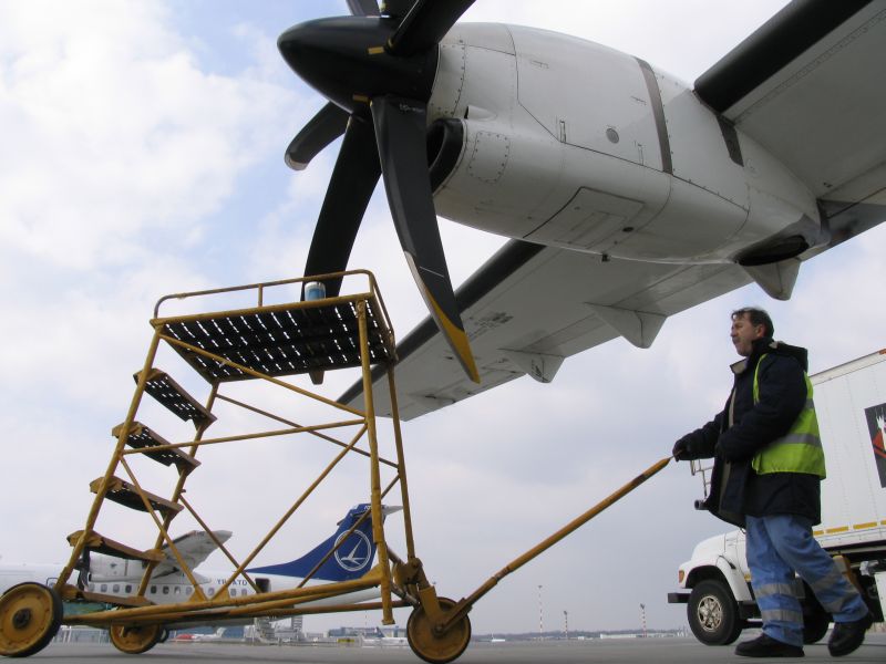Liber la zbor, dar cu avioane la sol