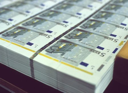 Norul de cenuşă împiedică impunerea unor noi taxe băncilor