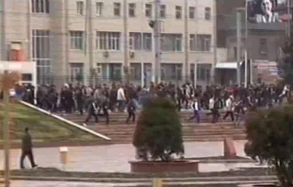 THE NEW YORK TIMES: Ascuns fiind, liderul Kîrgîzstanului declară stare de urgență