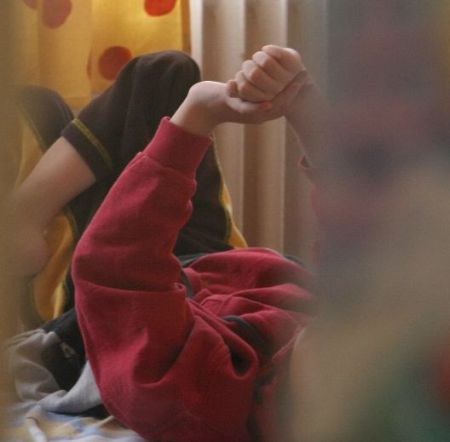 Orfelinat sau familie de îngrijire pentru copiii singuri din România?