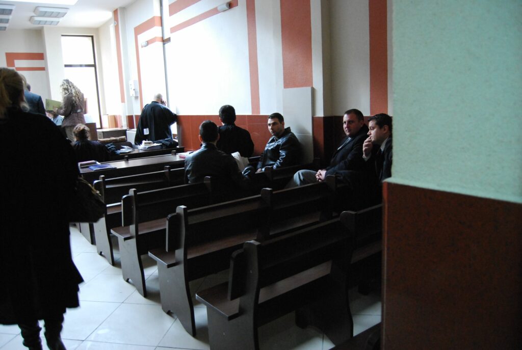 Poliţist judecat pentru corupţie, repus în funcţie de judecători