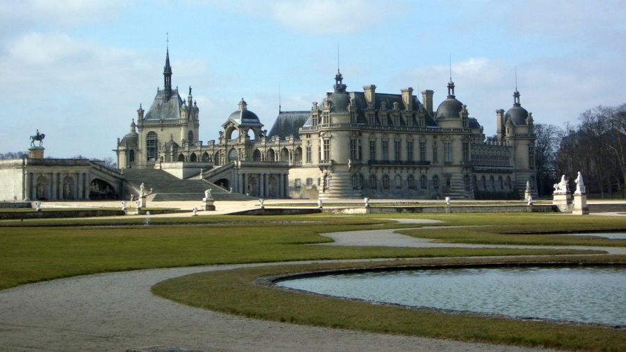 Sarkozy vinde castele pentru a plăti datoriile Franţei