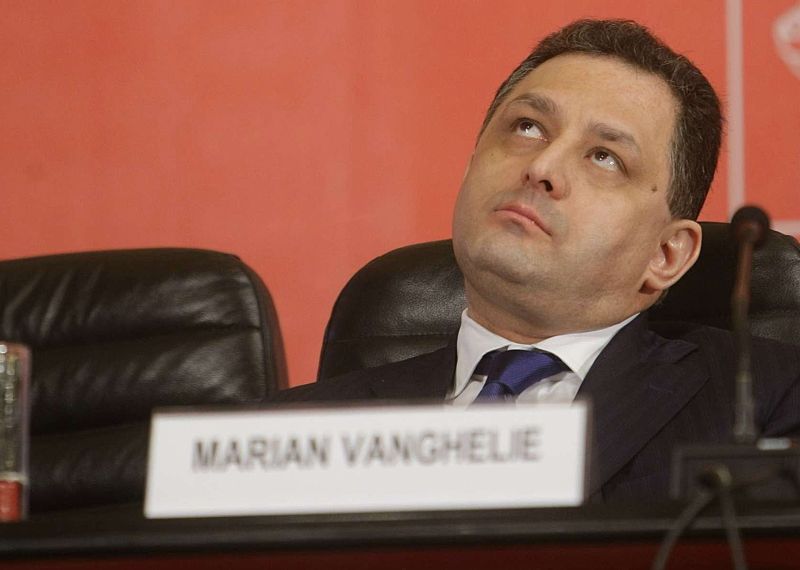 Vanghelie a jonglat un bloc pe persoană fizică