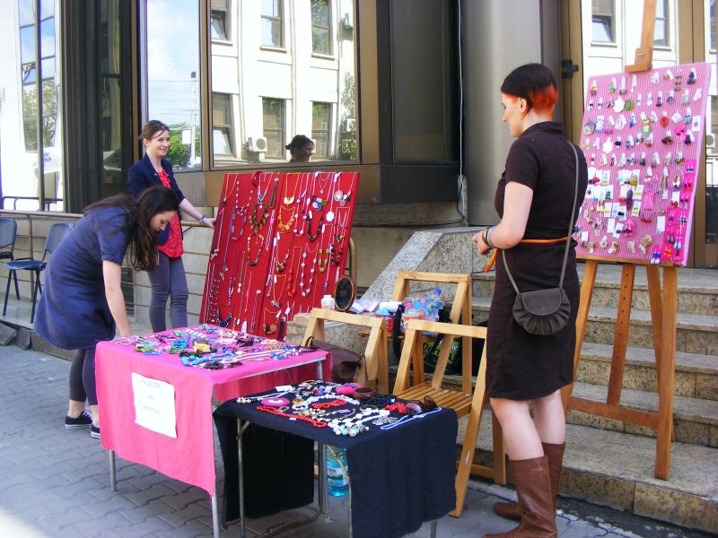 Artiştii handmade şi meşterii populari promovează la Iaşi comerţul echitabil