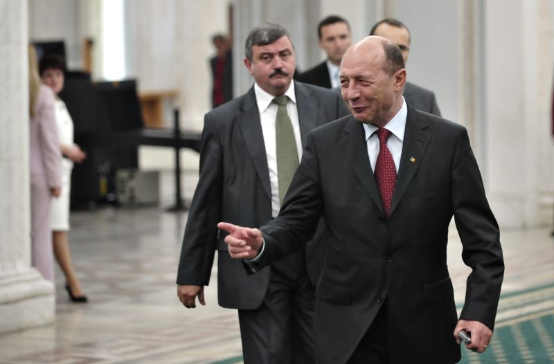 Băsescu îi face temele lui Boc: „Intervin pentru că voi aţi eşuat”
