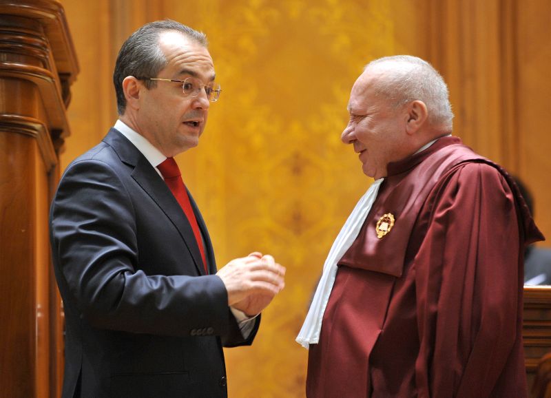 Boc îşi trimite şeful de catedră la Curtea Constituţională