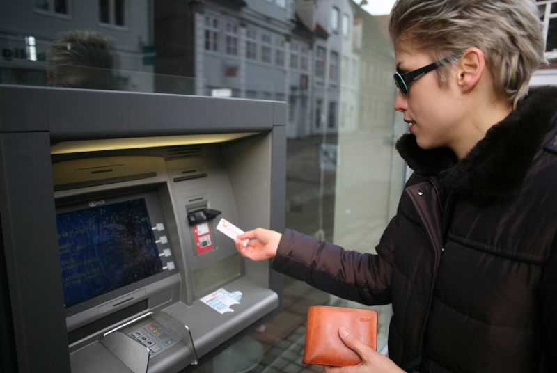 Ce carduri de debit nu au taxe la retragerile de numerar