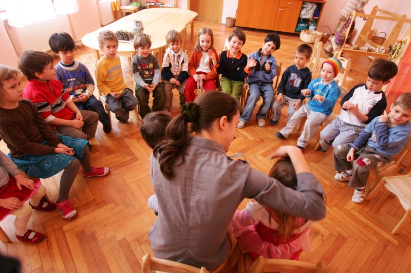 Criză şi în grădiniţele private: părinţii îşi mută copiii la stat
