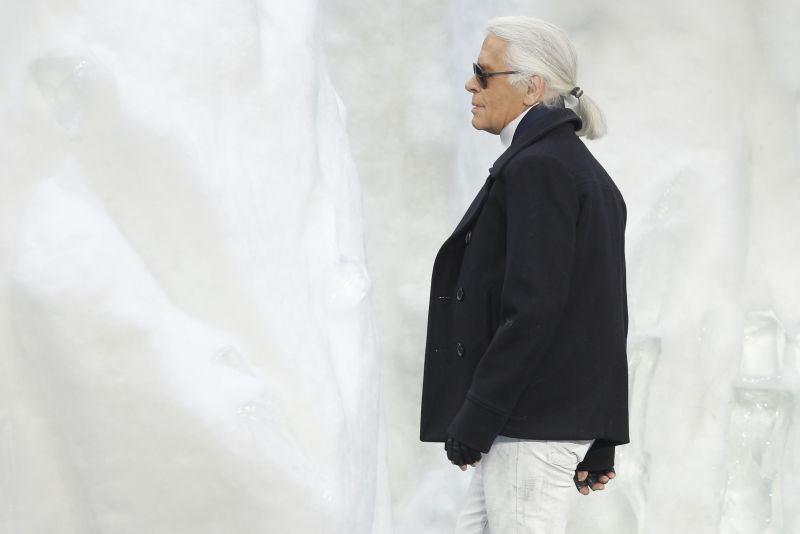 Karl Lagerfeld şi-a lansat, la Cannes, ”amintirile din prezent”