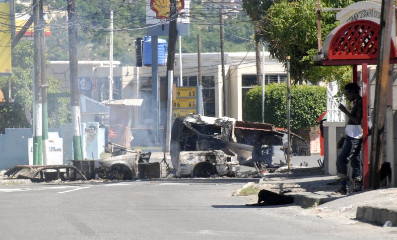 Kingston, capitala Jamaicăi, sub asediu