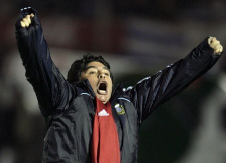 Maradona a călcat cu maşina un cameraman