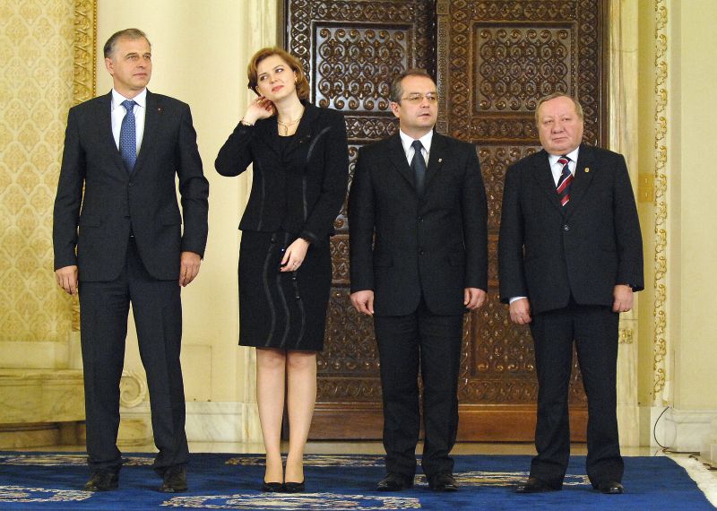 Parlamentul ţine în şah Curtea Constituţională