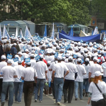 Peste 60.000 de români protestează mâine în faţa guvernului