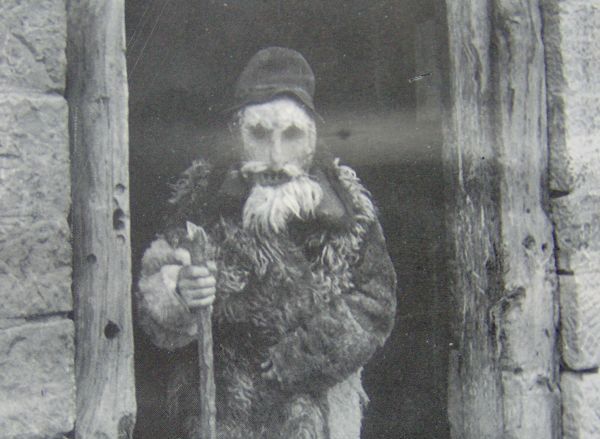 Priveghiul cu măşti hidoase, o rara avis a obiceiurilor româneşti