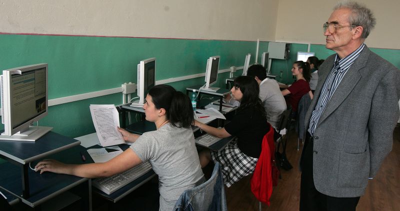 Profesorii vor şi grevă, şi banii pentru Bac