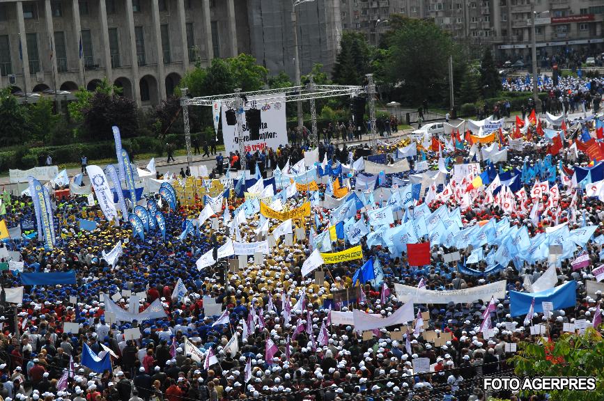 Protest în Capitală: "Fie pâinea cât de rea, tot tăiaţi un sfert din ea"