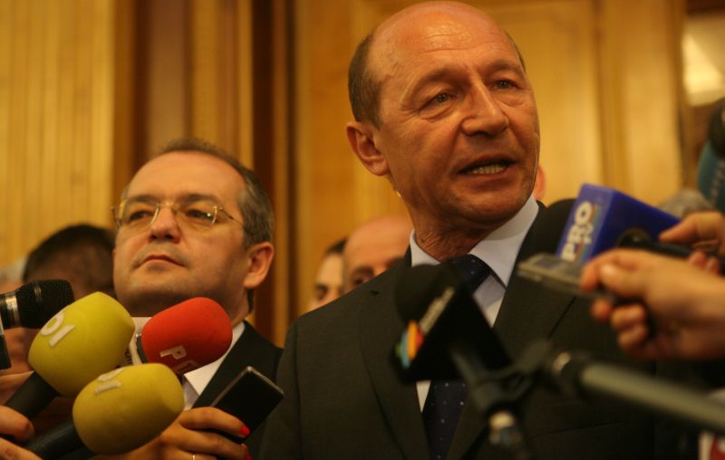 Băsescu sperie PDL: „Aveţi 48 de ore: îl susţineţi pe Boc sau dau un nou guvern”