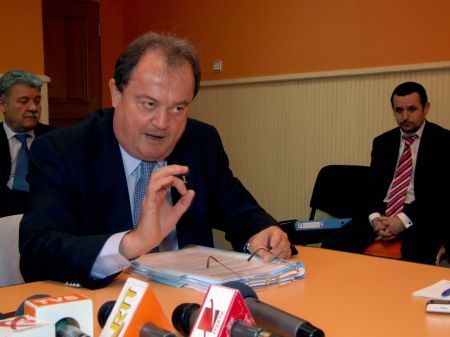 Blaga: "Nu iau lecţii de la Monica Macovei"