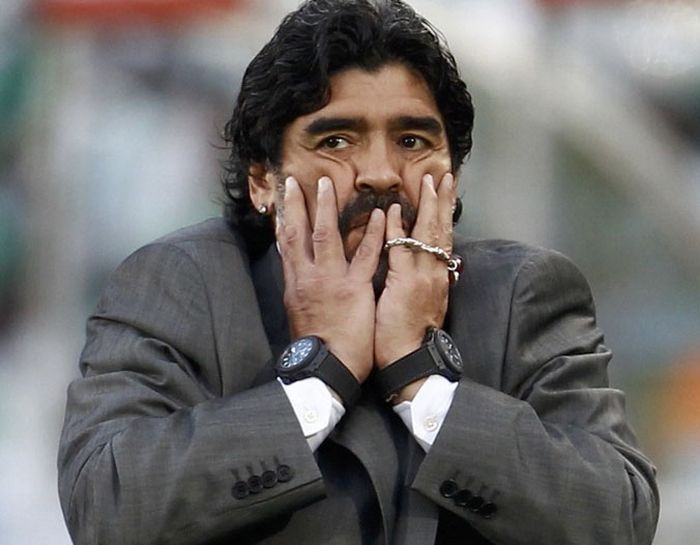 CM 2010: Diego Maradona a fost îmbrăcat de fetele sale