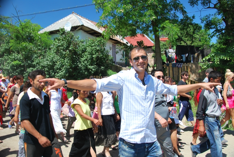 Cosmin Cernat pune vedetele la treabă în „Şatra”