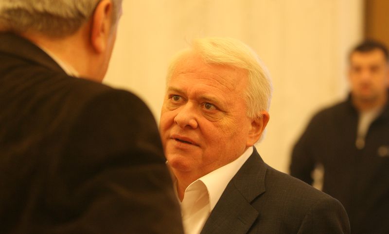 Cu ce sunt ademeniţi parlamentarii puterii de către PSD