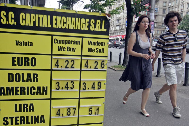Deprecierea leului nu iartă: cresc ratele, chiriile şi facturile la telefon