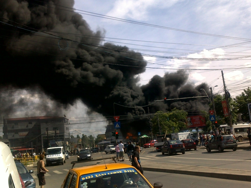 Incendiu puternic la piaţa Crângaşi