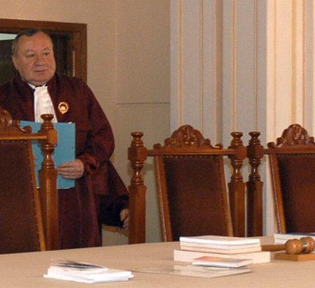 Neînţelegerile din coaliţie fac prima victimă: Curtea Constituţională