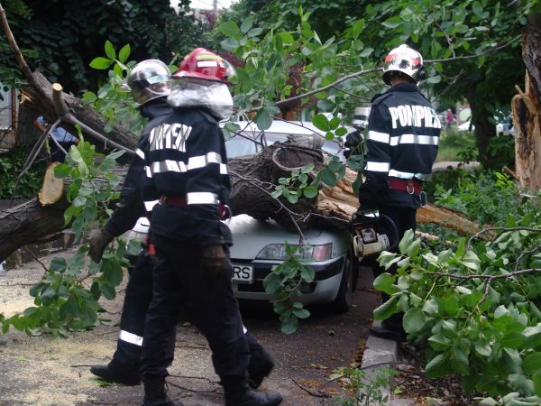 Patru oameni, loviţi de trăsnet în Vâlcea