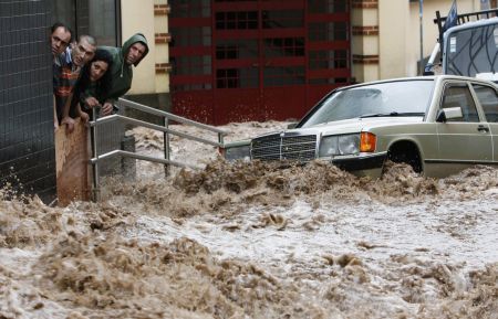 România ajută Ungaria cu saci pentru lupta cu inundațiile