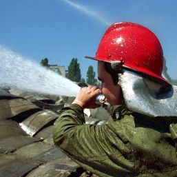Românii au încredere în Biserică, militari şi publicitate