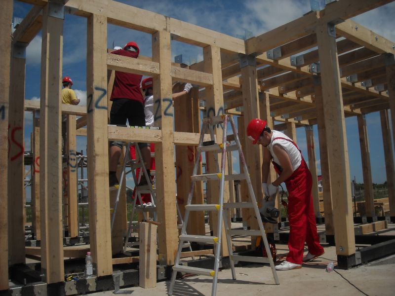 Tineri cu dizabilităţi se mută în casă nouă. Provocarea: să fie independenţi