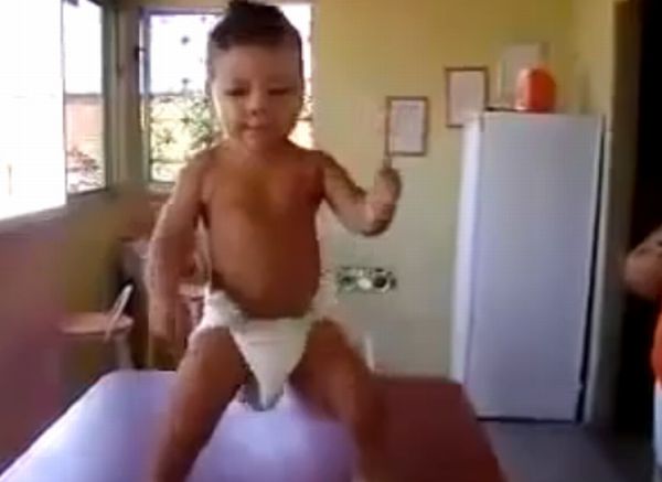 Un bebeluş dansează samba după succesul Braziliei la CM 2010 | VIDEO