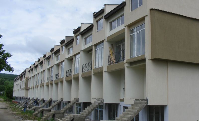 Vor să-şi facă singuri blocul lăsat neterminat