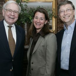Warren Buffett şi Bill Gates către miliardari: "Donaţi jumătate din avere"