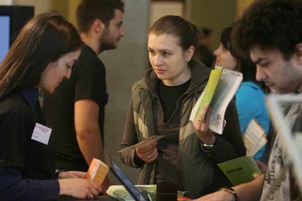 Ajutorul de şomaj, puntea dintre şcoală şi primul job
