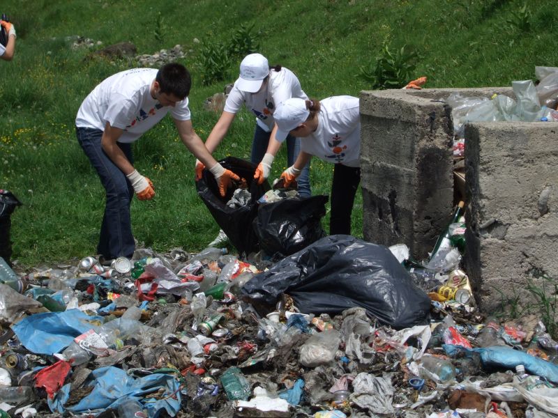 Arădenii, chemaţi să facă harta deşeurilor din judeţ