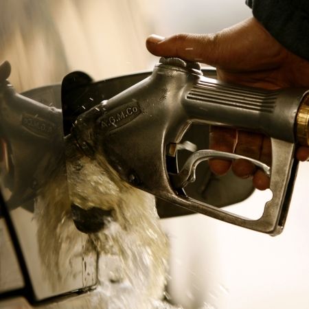 Benzina şi motorina, scumpite de majorarea TVA la 24%