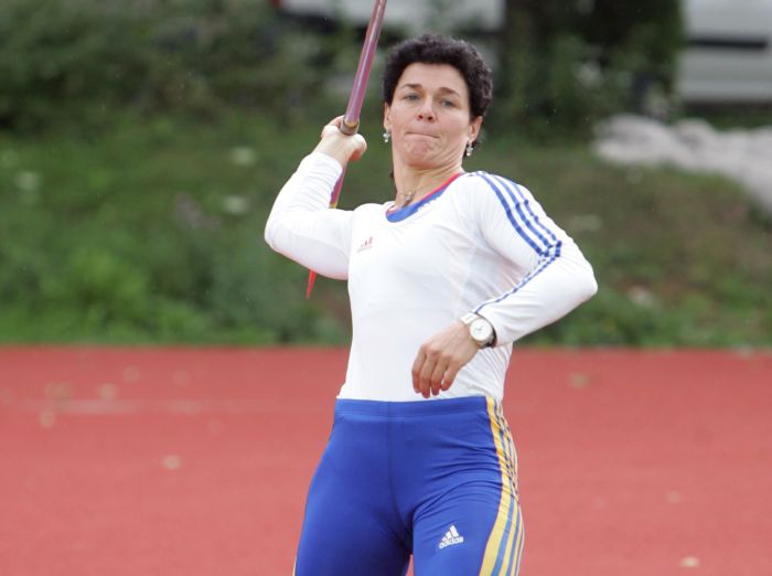 "Bunicuţa" lotului: Felicia Ţilea aruncă suliţa la 43 de ani