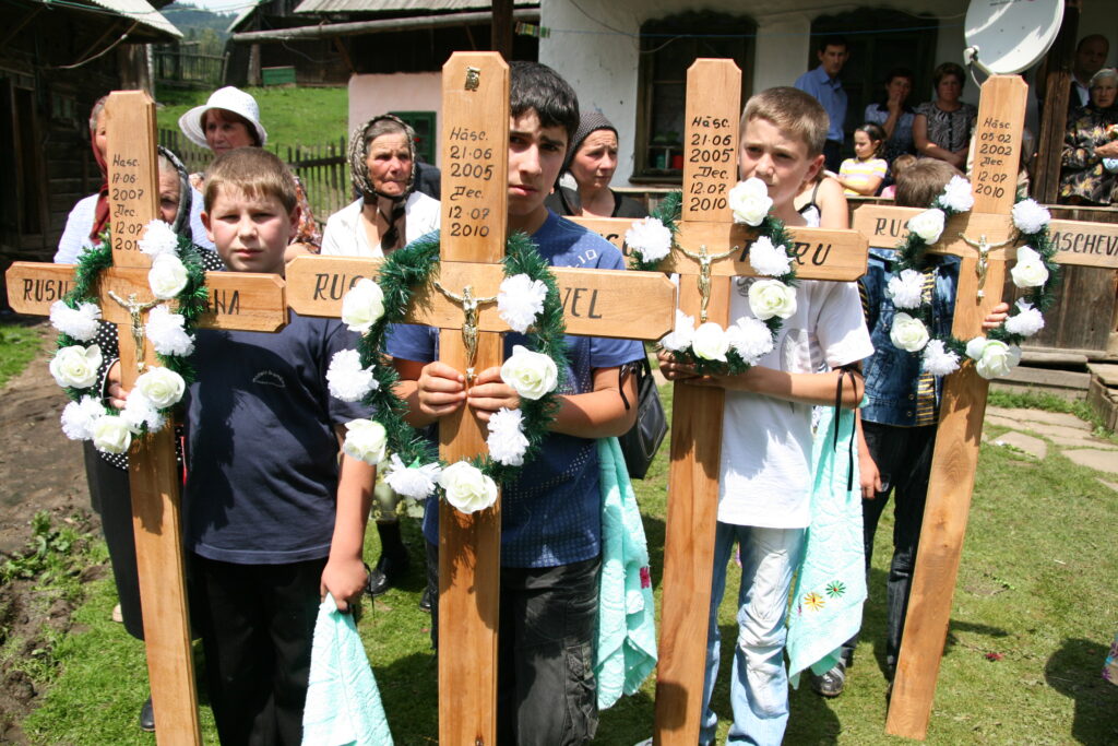 Copiii morţi în ladă, înmormântaţi din mila satului