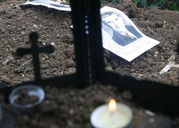 Deshumarea soţilor Ceauşescu - "un pas mic pentru poporul român"