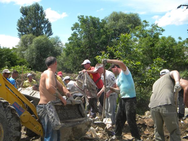 Deţinuţii ridică diguri în calea apelor şi donează raţia de pâine sinistraţilor
